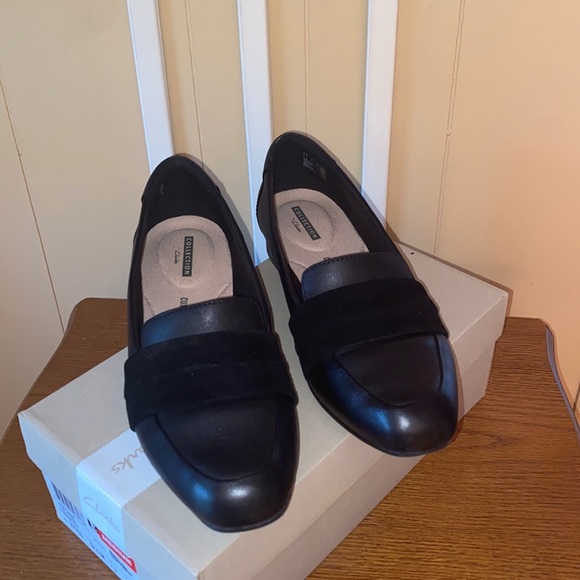 Clarks Flat Loafer - Picture 1 of 7